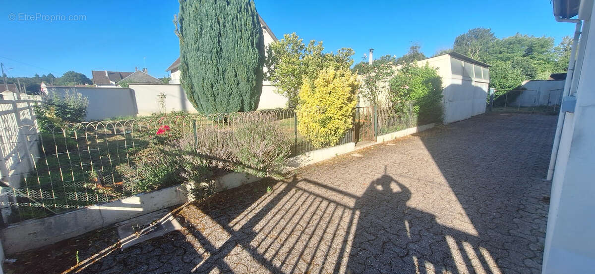 Maison 105m2 ,terrain 469m2 environ,en plein centre d'un village du district  de sens,3 chambres,garage,cave,a - photo 3