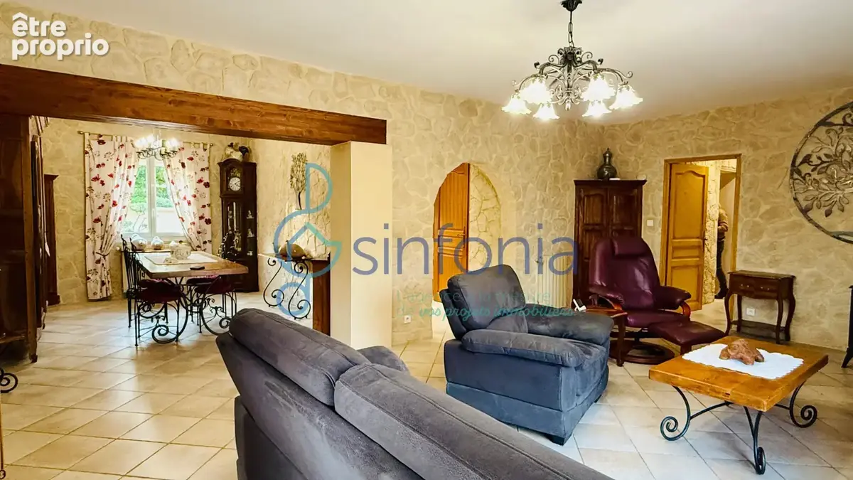 En vente à 6 km d'uzès  propriété familiale de 250 m2 avec piscine et deux espaces de vie indépendants - photo 3