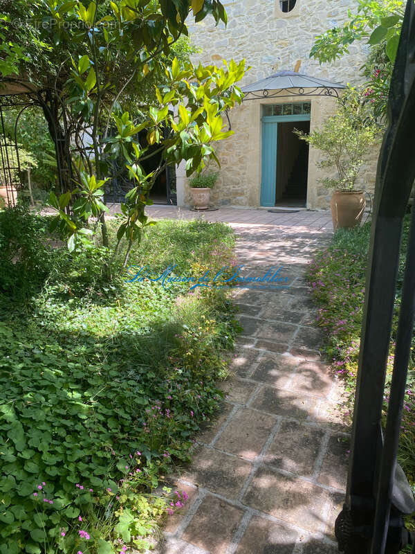 Axe ALES/NIMES, Maison en pierres de type F5 de caractère de 270 m2 hab, piscine, garage de 36 m2, sur 871 m2 - photo 5
