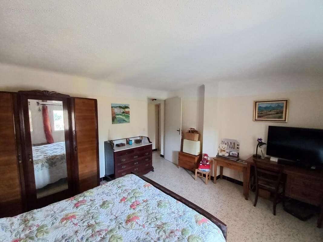 CHAMBRE 16 M² - Maison à SENAS