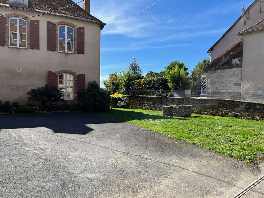 Coussac Bonneval, immeuble de 5 appartements, dépendances et terrain - photo 28