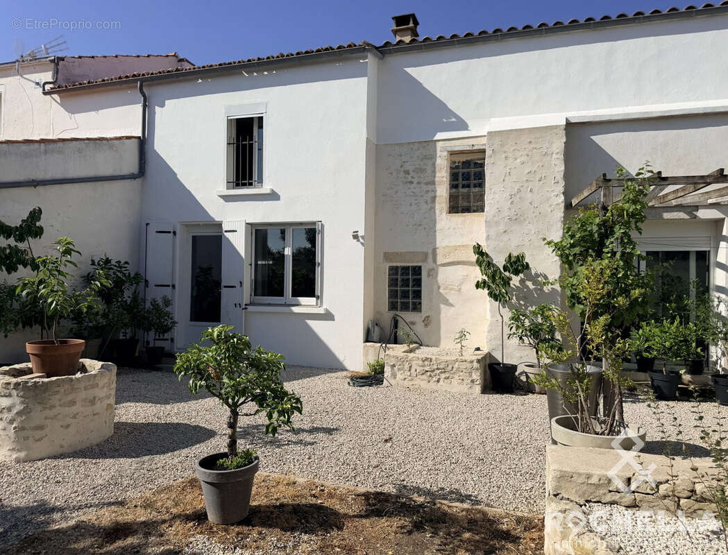 Maison 142 m² à Angliers  - photo 3
