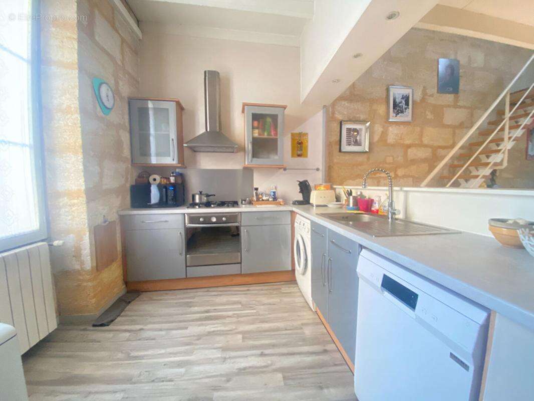 Grand appartement 2 chambres, 3 possibles, avec grande terrasse, grand entrepôt de 134m² qui peut être utilisé en grand garage e - photo 4
