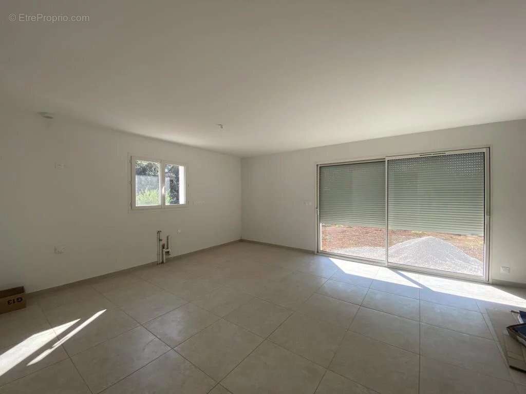Villa de type 4 neuve sur 2544m² de terrain clos à Saint-Maximin - photo 4