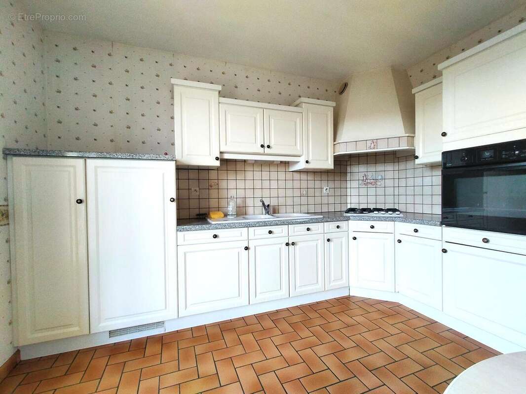 Pavillon sur sous-sol à vendre à Villaines la Juhel cuisine - Maison à VILLAINES-LA-JUHEL