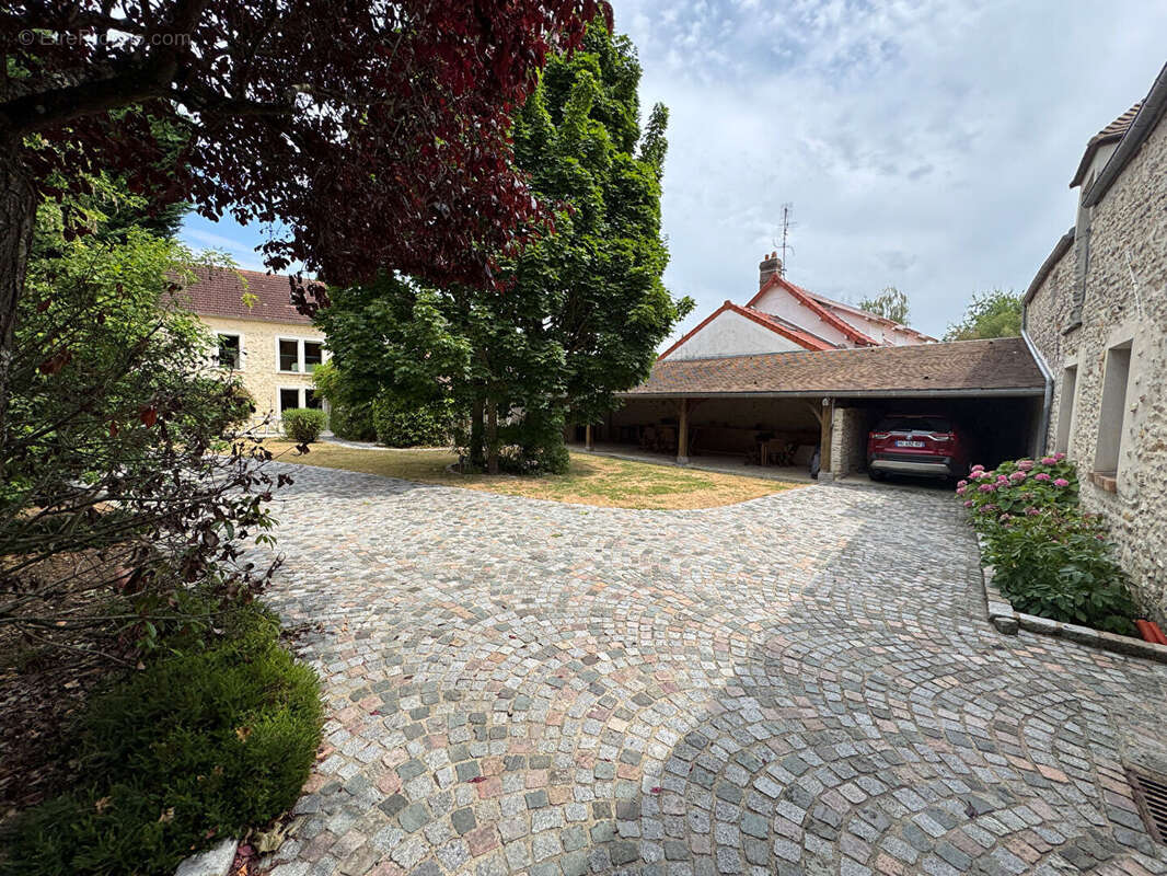 Maison ancienne du 19ème siècle en pierres  avec grande dépendance  Proche Thoiry  7 pièces 210 m2 - photo 2