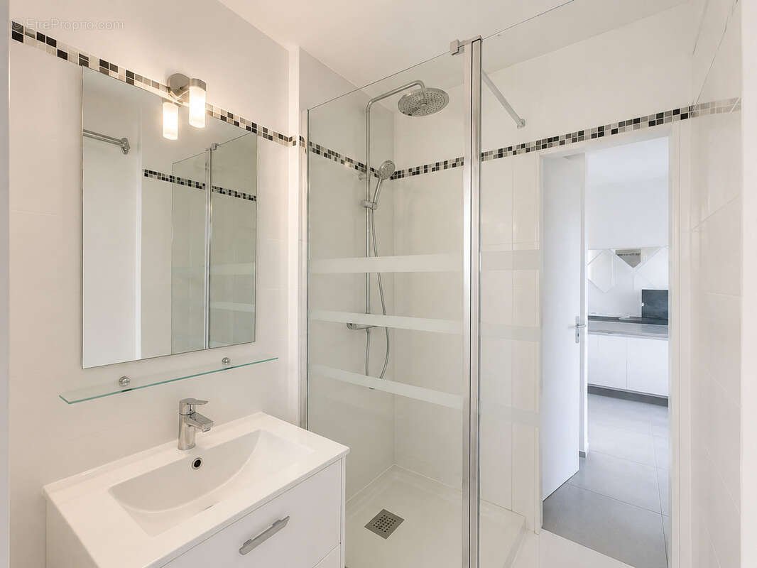 F2 + loggia vue etang dans residence avec piscine + parking privé - photo 7
