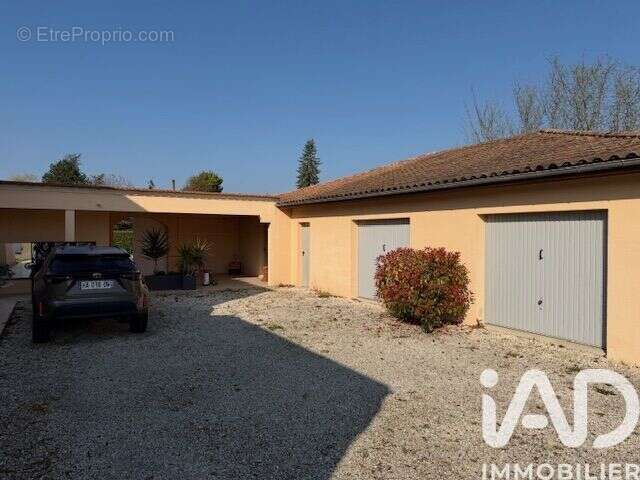 Maison 255 m² à Saint-Seurin-De-Cursac  - photo 2