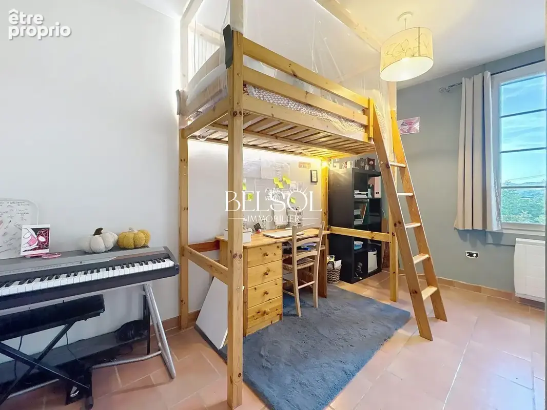 2ème chambre donnant accès à la 2ème salle d'eau