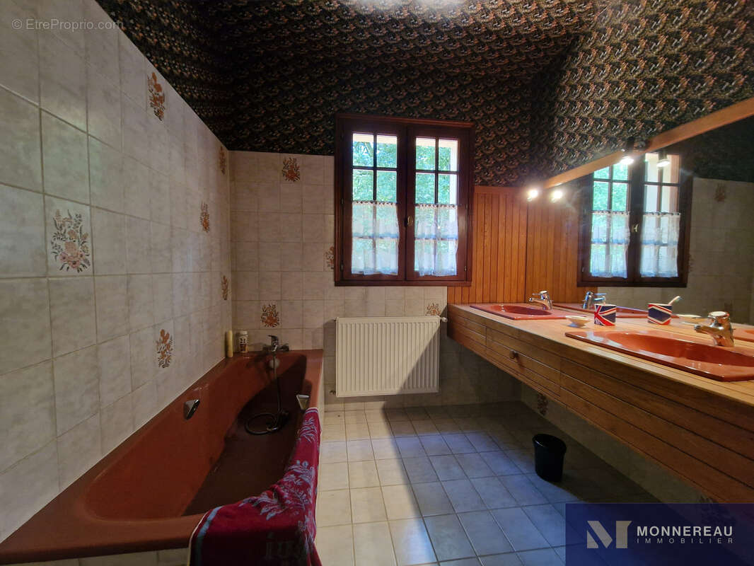 Maison à MONTMOREAU-SAINT-CYBARD