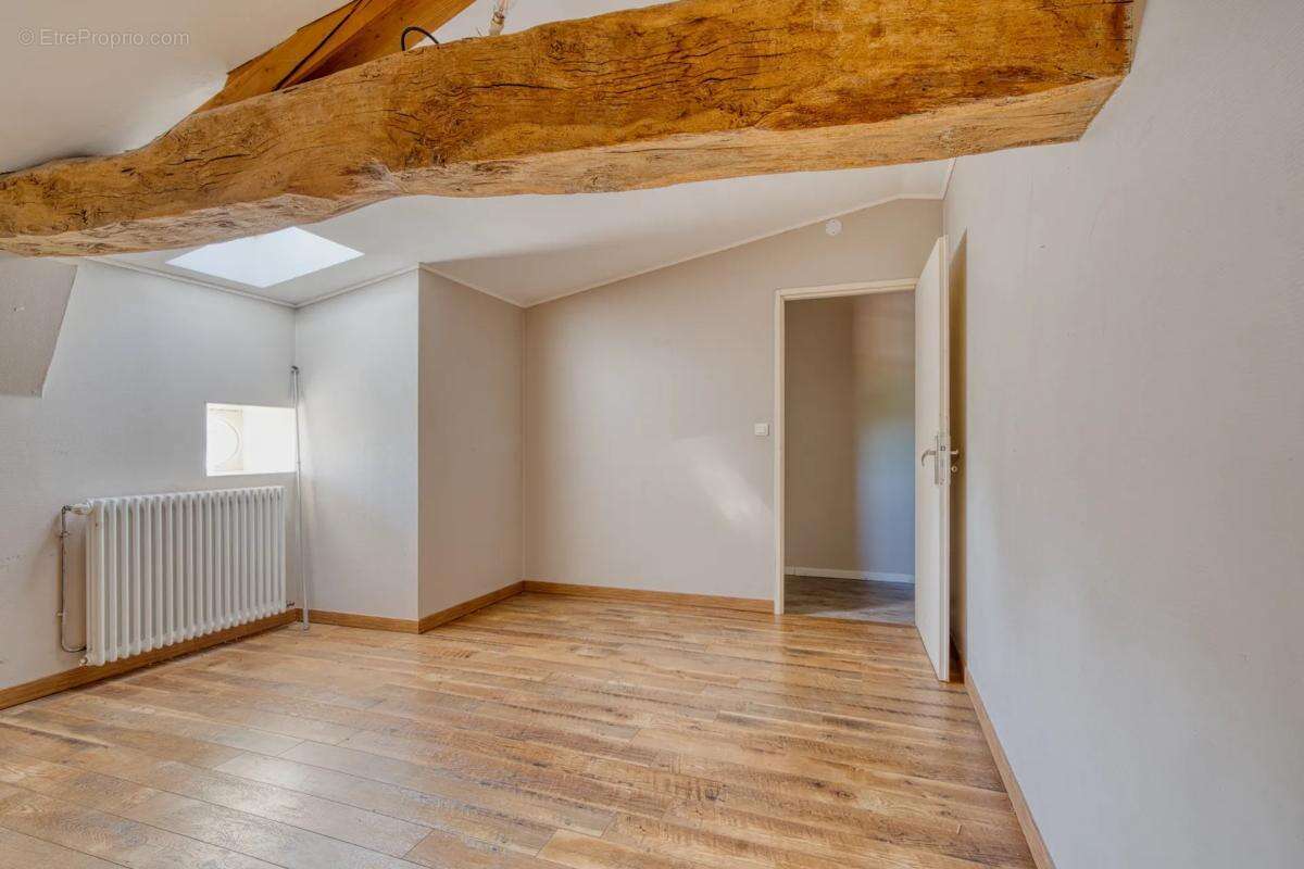 Maison de caractère de 242 m² - Saintes - photo 11
