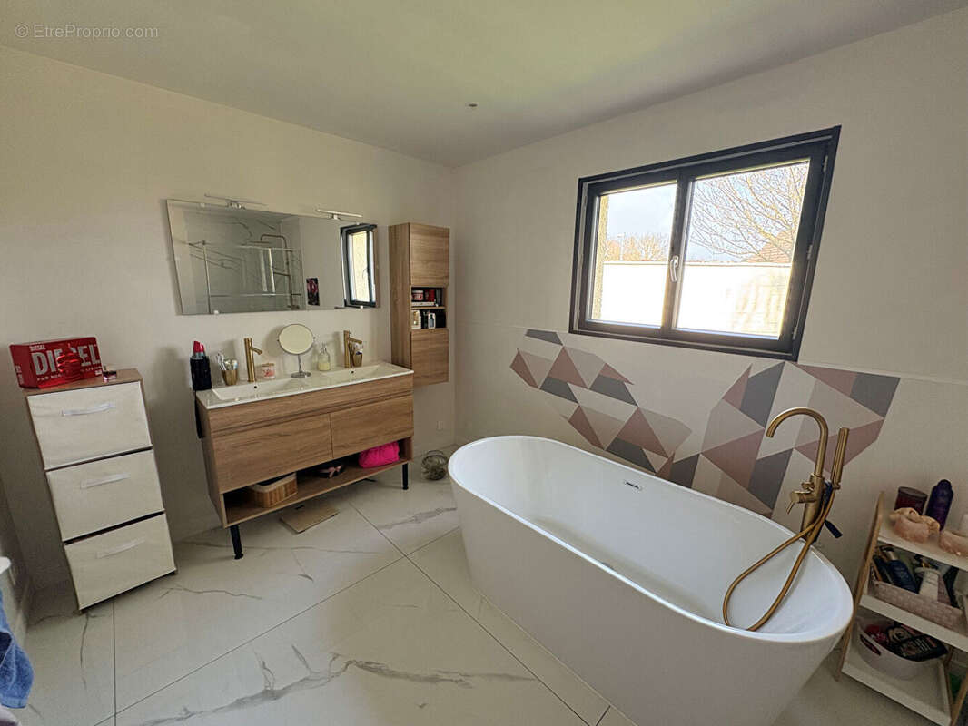 Maison à ETREILLERS