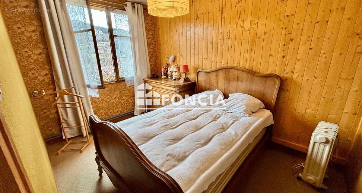 MONTAGNOLE Maison esprit savoyarde sur 1 400 m2 de terrain arboré, bien exposée et vue dominante - photo 8