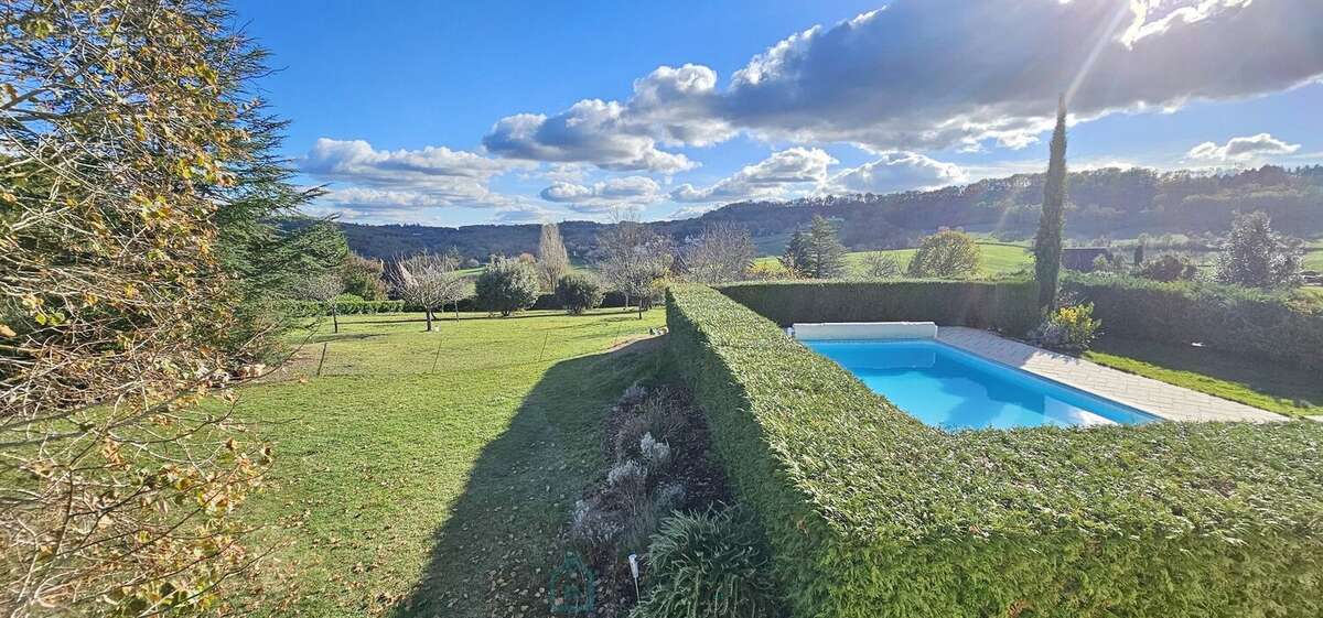 A Cénac-et-Saint-Julien maison de 170 m² avec piscine sur parc arboré de 5 000 m² et vue panoramique sur la vallée. - photo 5