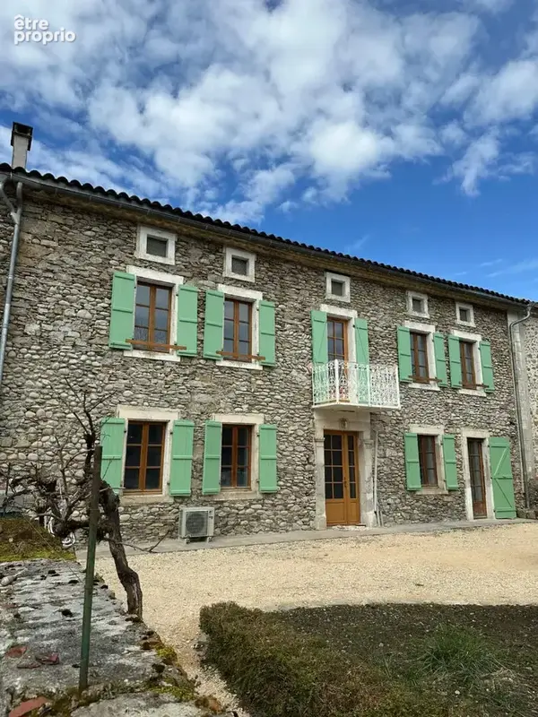 Belle batisse en pierre entiérement rénovée de 245 m², grange et terrain. - photo 2