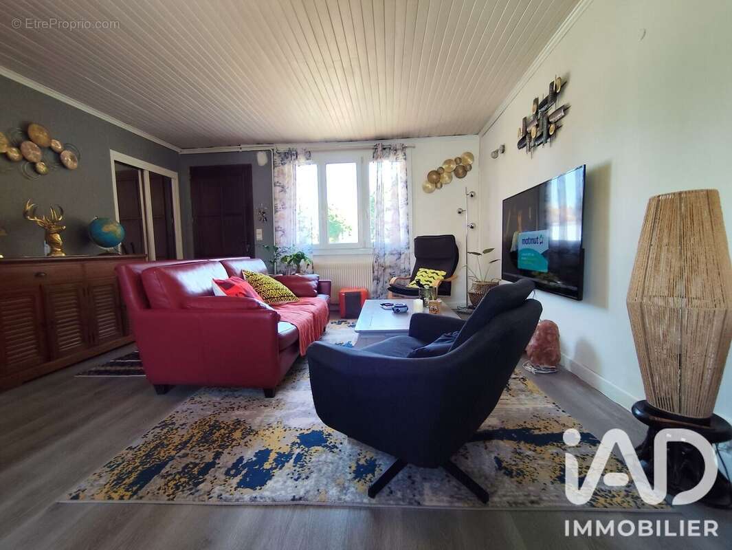 Maison 77 m² à Saint-Jean-De-La-Ruelle  - photo 2