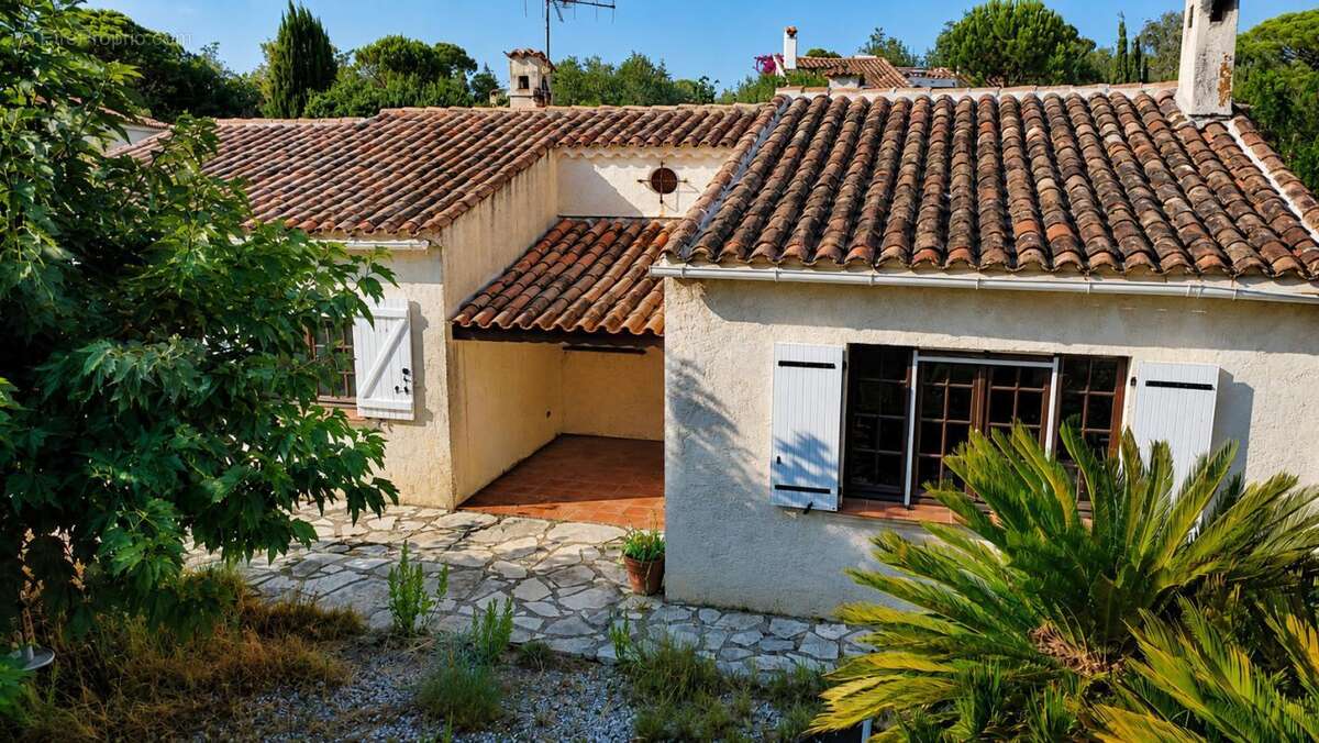 Villa 4 pieces dependances a renover valescure frejus - photo 2
