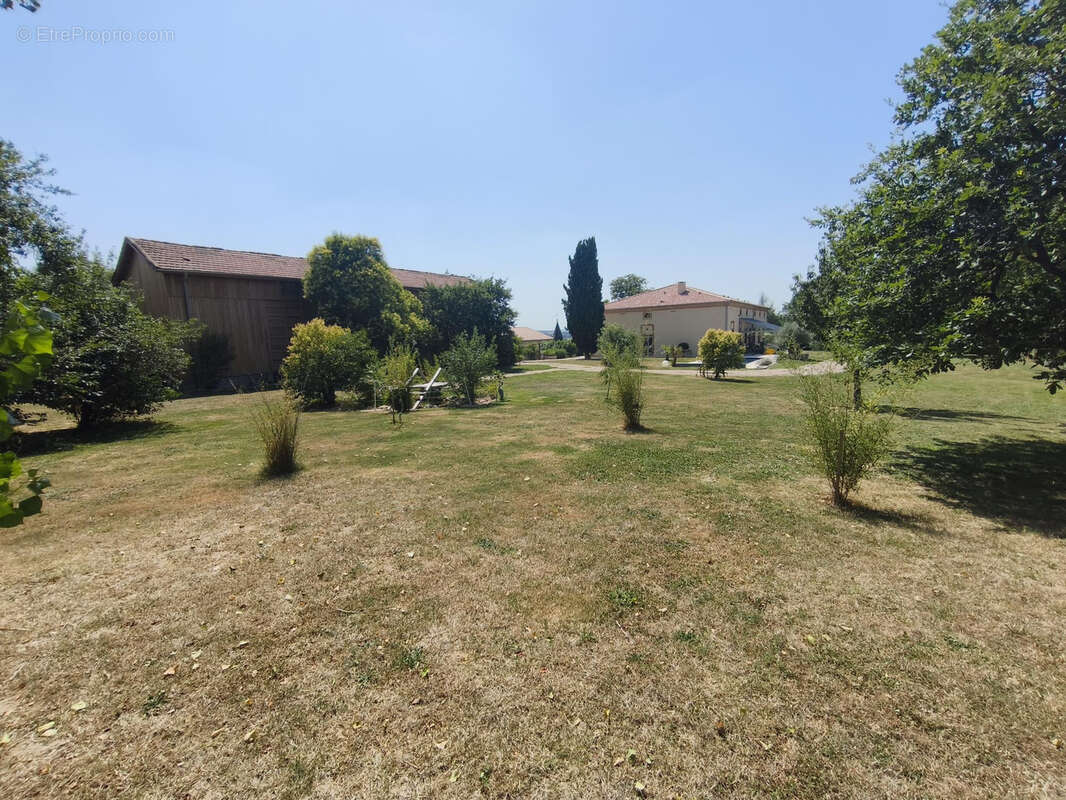 Propriété entièrement rénovée de 323 m2 avec piscine et dépendances - photo 37