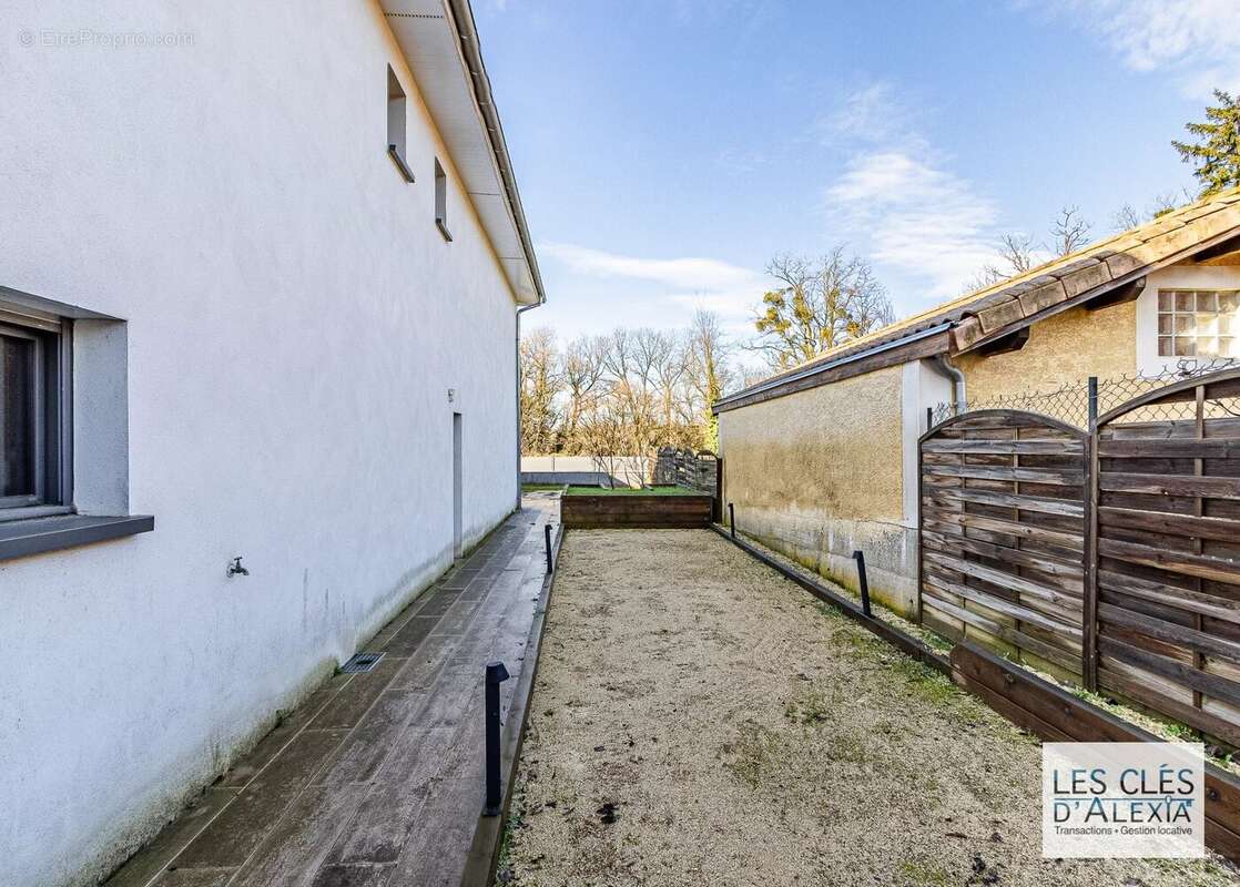 Maison à NEYRON