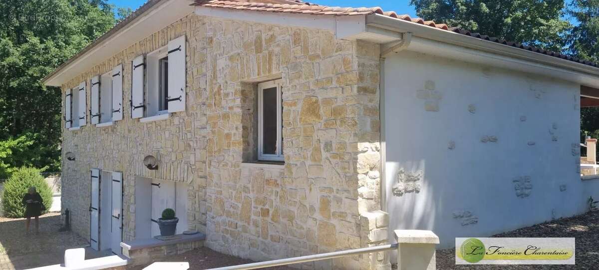 Maison 150 m² à Puymoyen  - photo 3