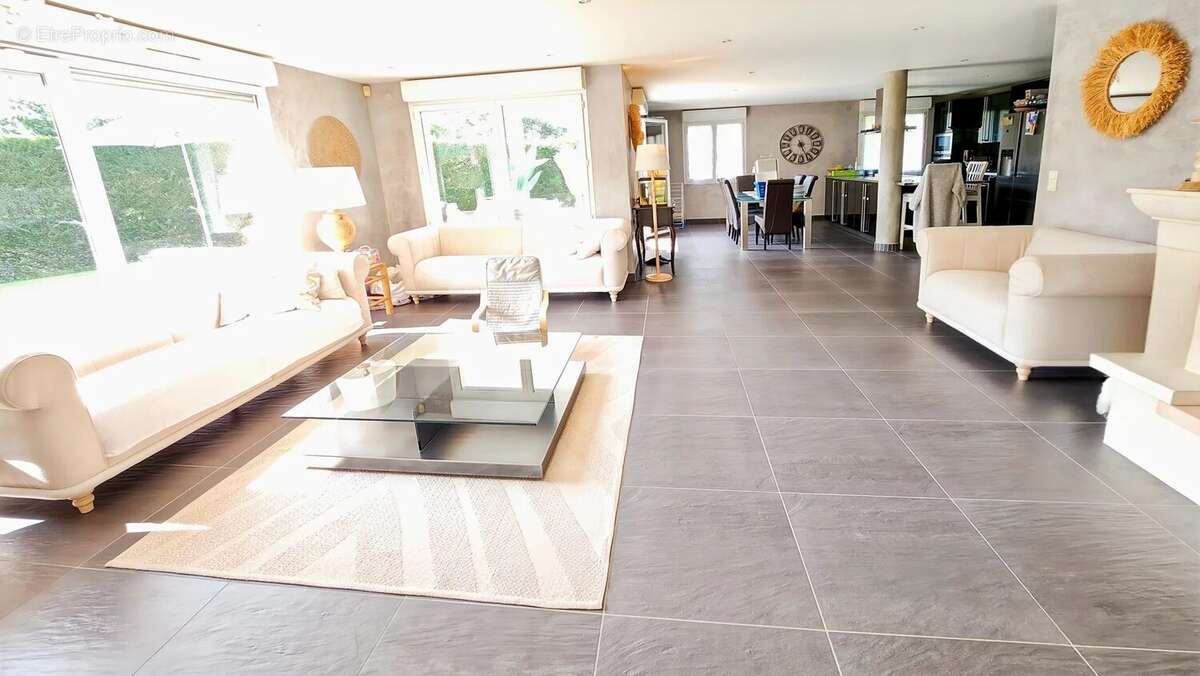 Maison à COLLONGES-SOUS-SALEVE