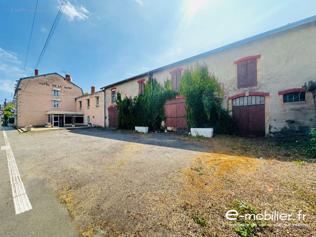 Maison 530 m² à La Clayette  - photo 3