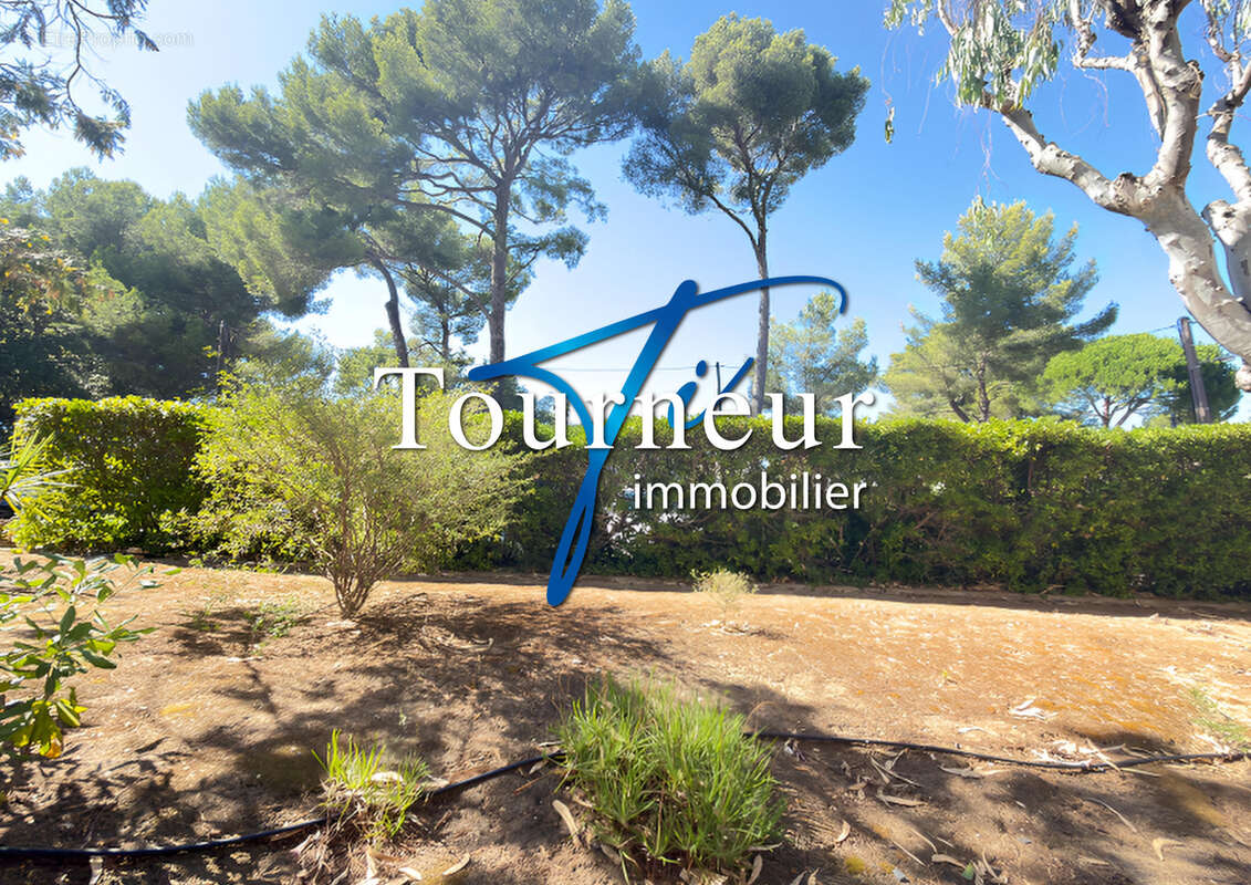 Sanary residence standing beau studio renove au calme vue arboree - photo 4