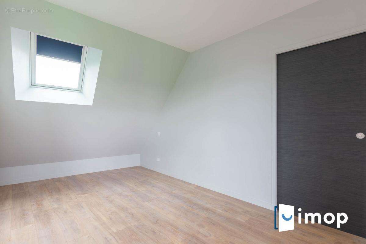 Duplex en parfait état dans un immeuble de 2020 proche RER D T11 et Métro 13 à faibles charges - photo 7