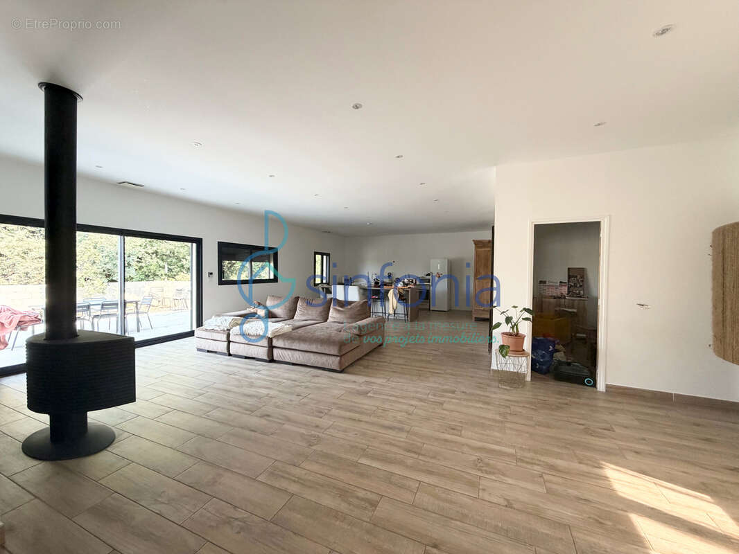 Superbe villa récente 145 m2 de plain-pied proche Uzes avec jardin et piscine - photo 3