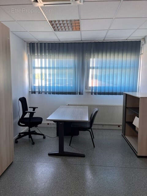À vendre   Ensemble immobilier professionnel avec bureaux, entrepôts sur 8 136 m2 - photo 8