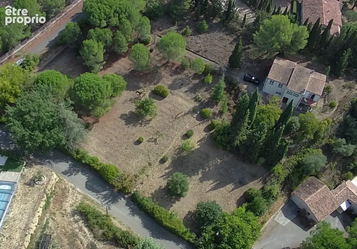 Proche centre-ville - Villa à rénover bénéficiant d'une excellente situation sur terrain arboré de 5000m2 - photo 4