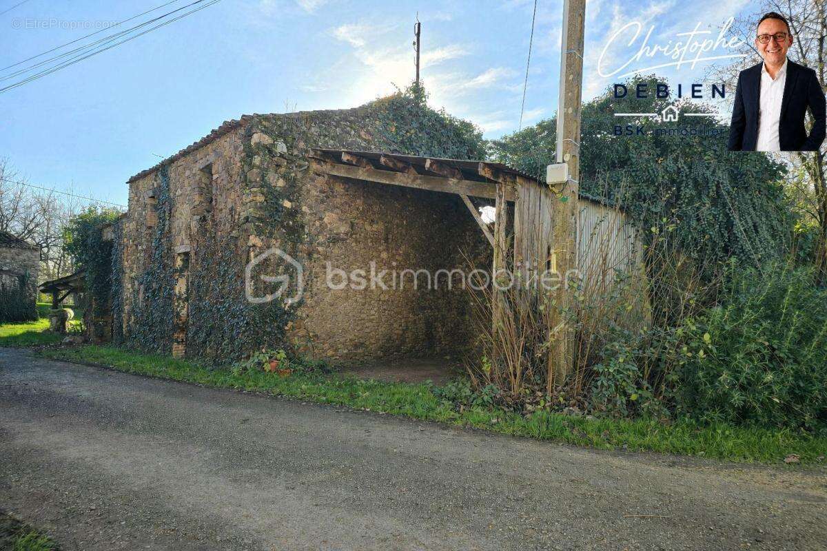 Maison en pierre de 110 m² à rénover dans un hameau paisible à chavagnes-en-paillers - photo 4