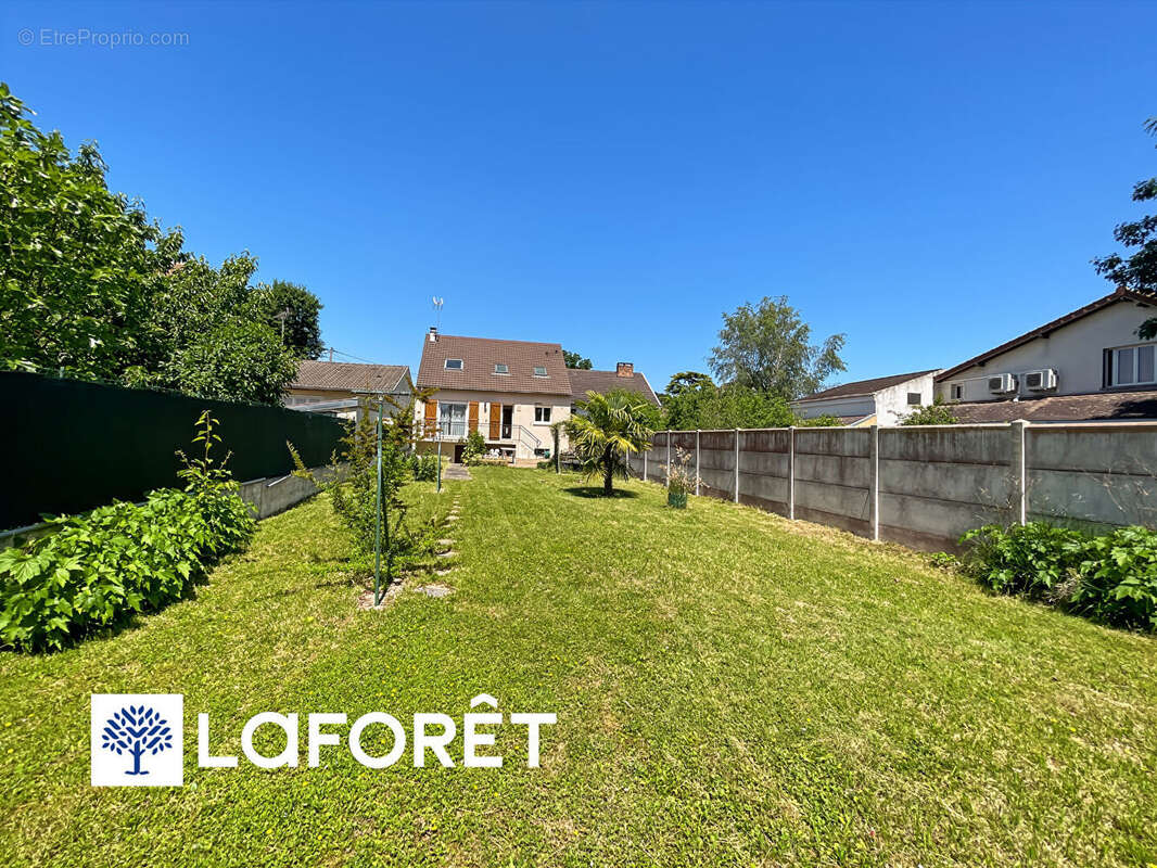 Maison traditionnelle sur sous-sol total de 6 pièces à vendre à Sainte Geneviève des Bois - Réf 13319 - photo 18