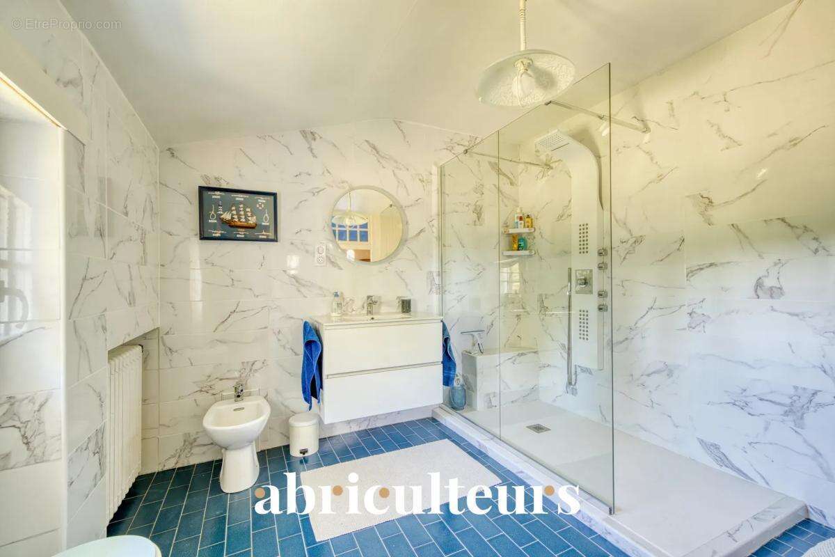 Demeure de 270 m² avec piscine à la vente à Saint-Laurent-de-Cognac (16100) - photo 13