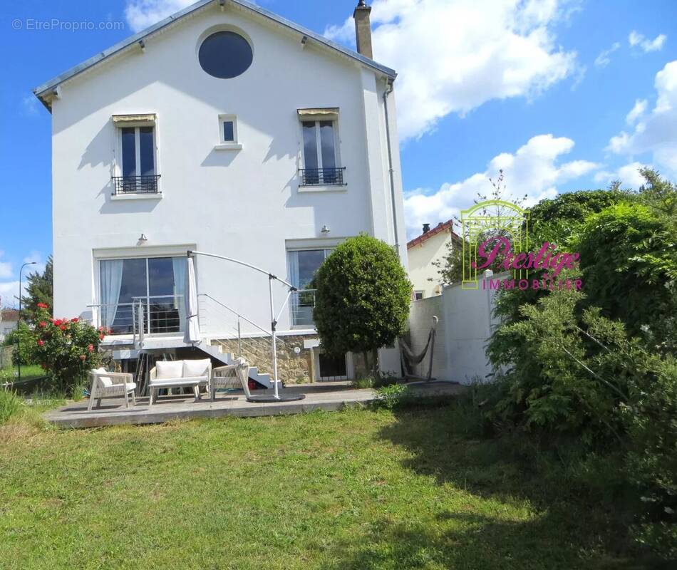 Maison à LE MESNIL-LE-ROI
