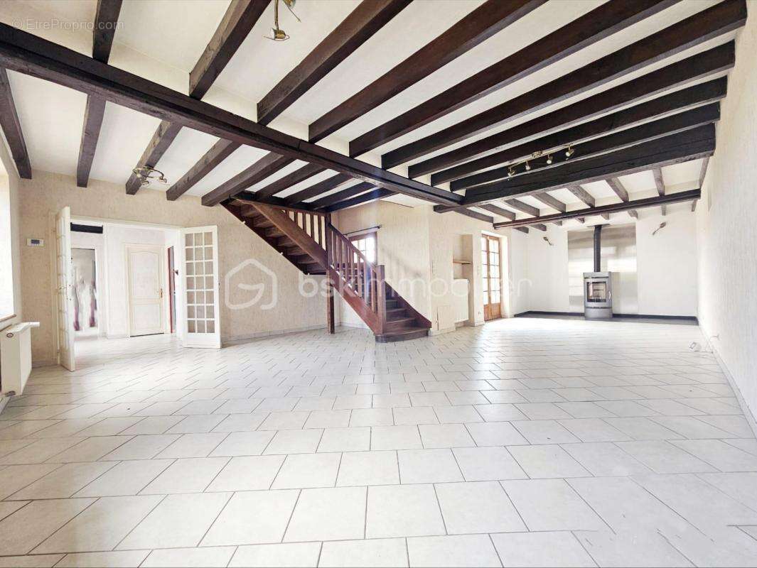 EXCEPTIONNELLE : Charme, espace et fort potentiel - 4 chambres dont une suite parentale - Piscine chauffée - Dépendances aménage - photo 4