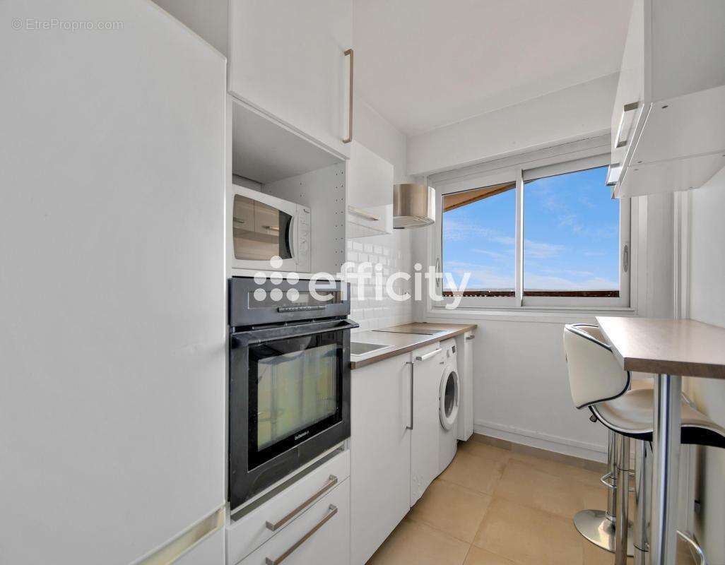 Appartement à COURBEVOIE