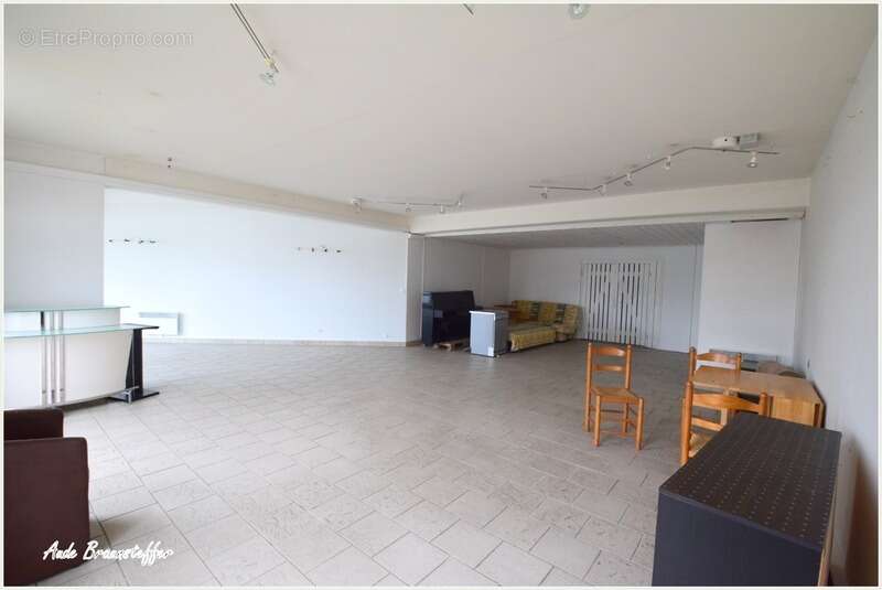 Local/bureau à vendre LA COUARDE SUR MER (17), local commercial premium - photo 2