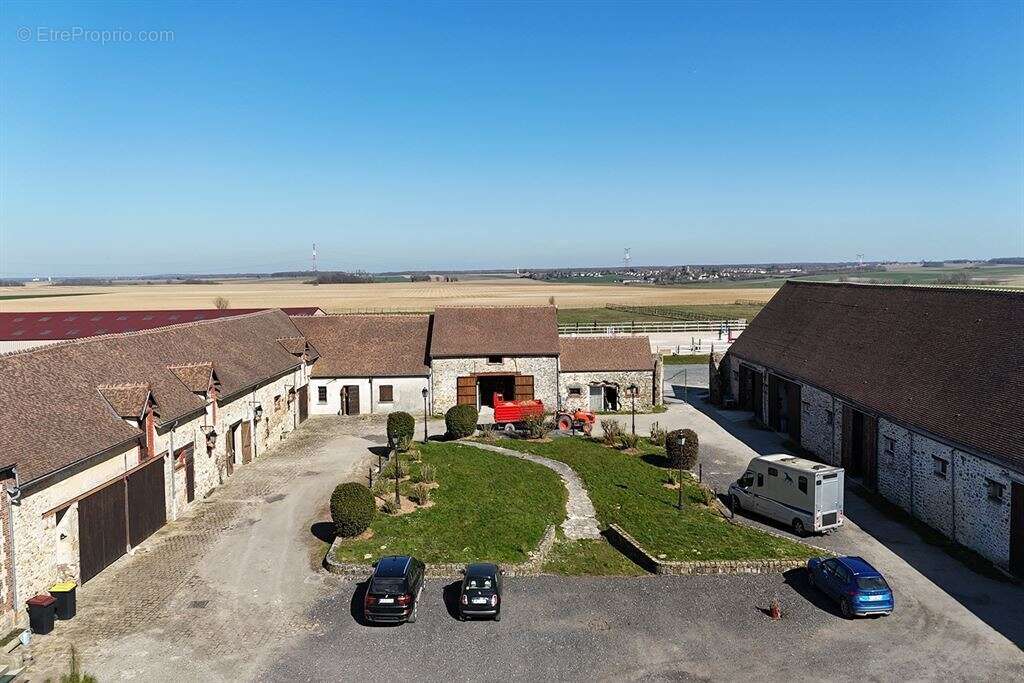 Maison à CLOS-FONTAINE