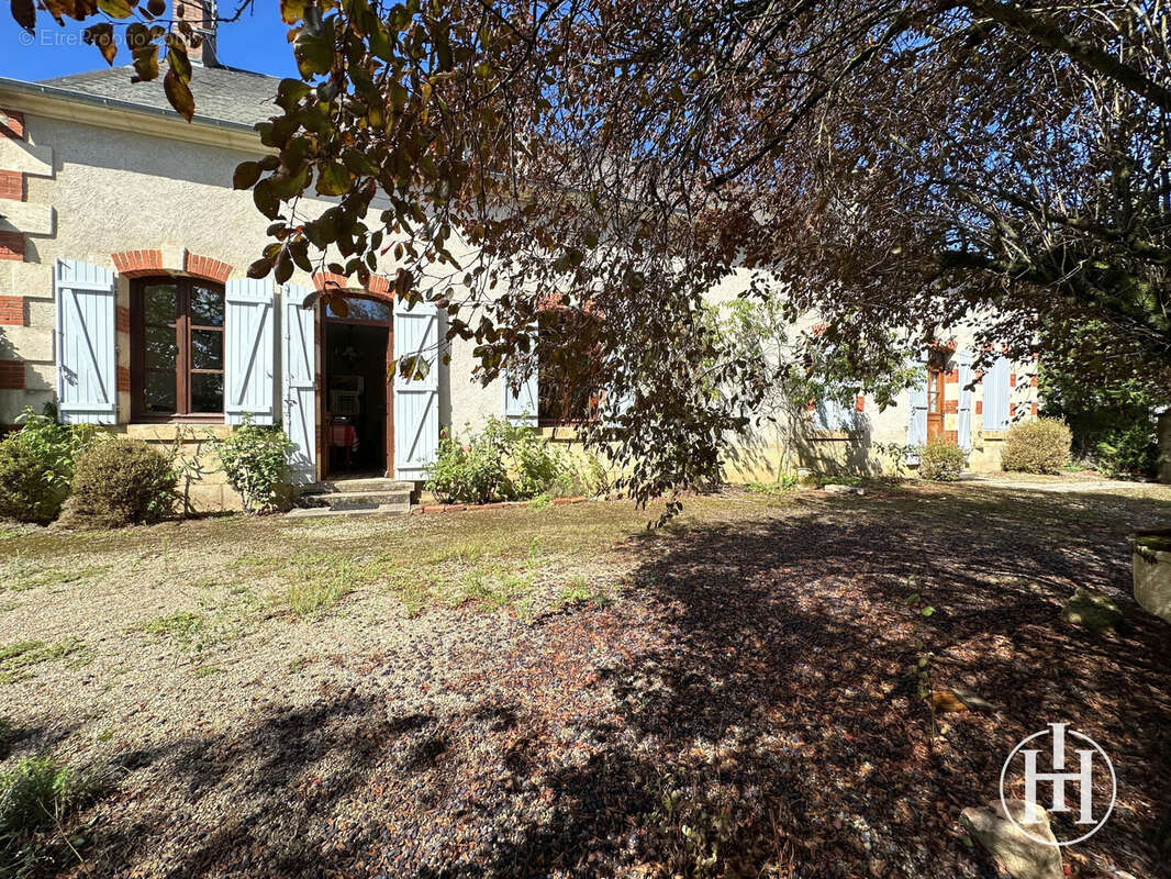 À SAISIR : Grande maison de ville avec dépendances et terrain - - photo 2