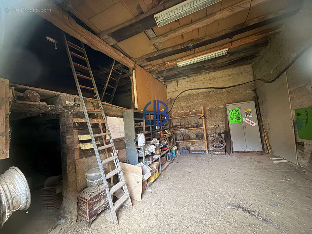 Maison avec dépendances sur 900 m2 de terrain - photo 10