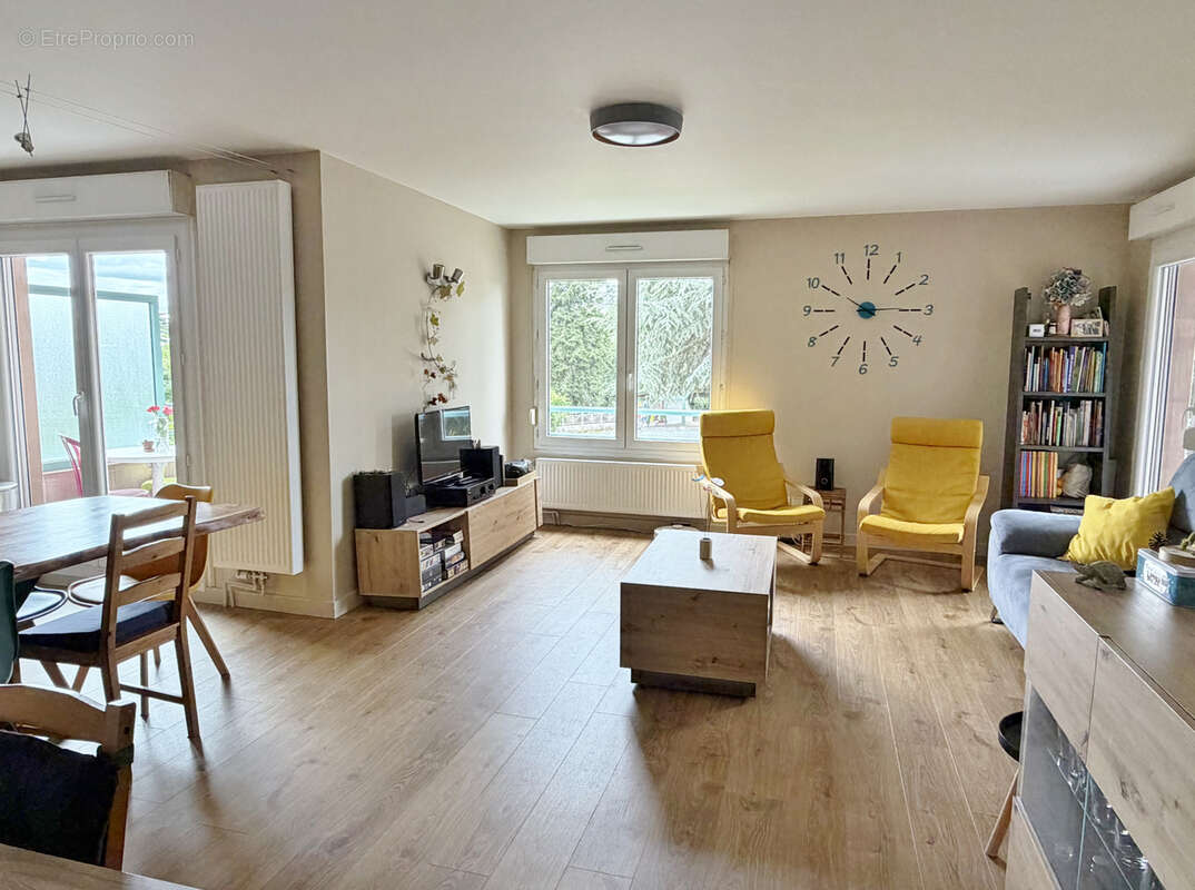 Appartement à GREZIEU-LA-VARENNE