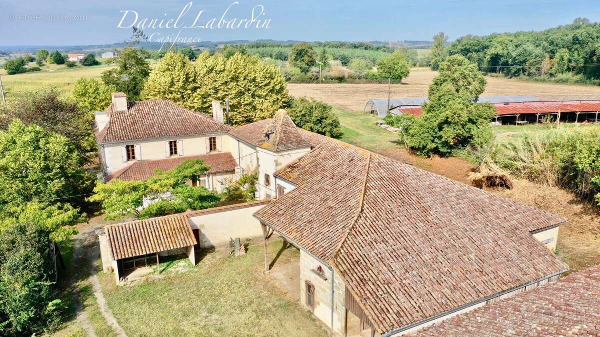 Corps de ferme surface habitable 300m2 - 6 chambres - dépendances - photo 26