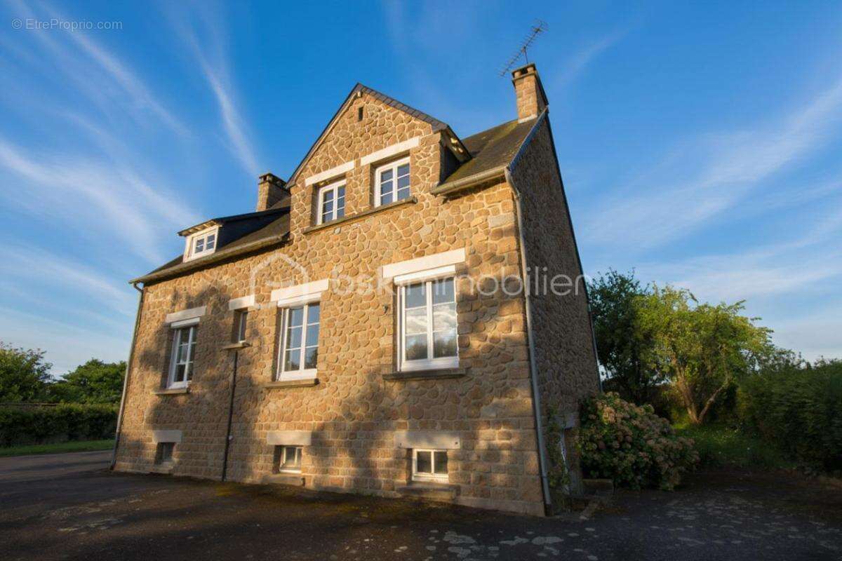 Maison à SAINT-HILAIRE-DU-HARCOUET