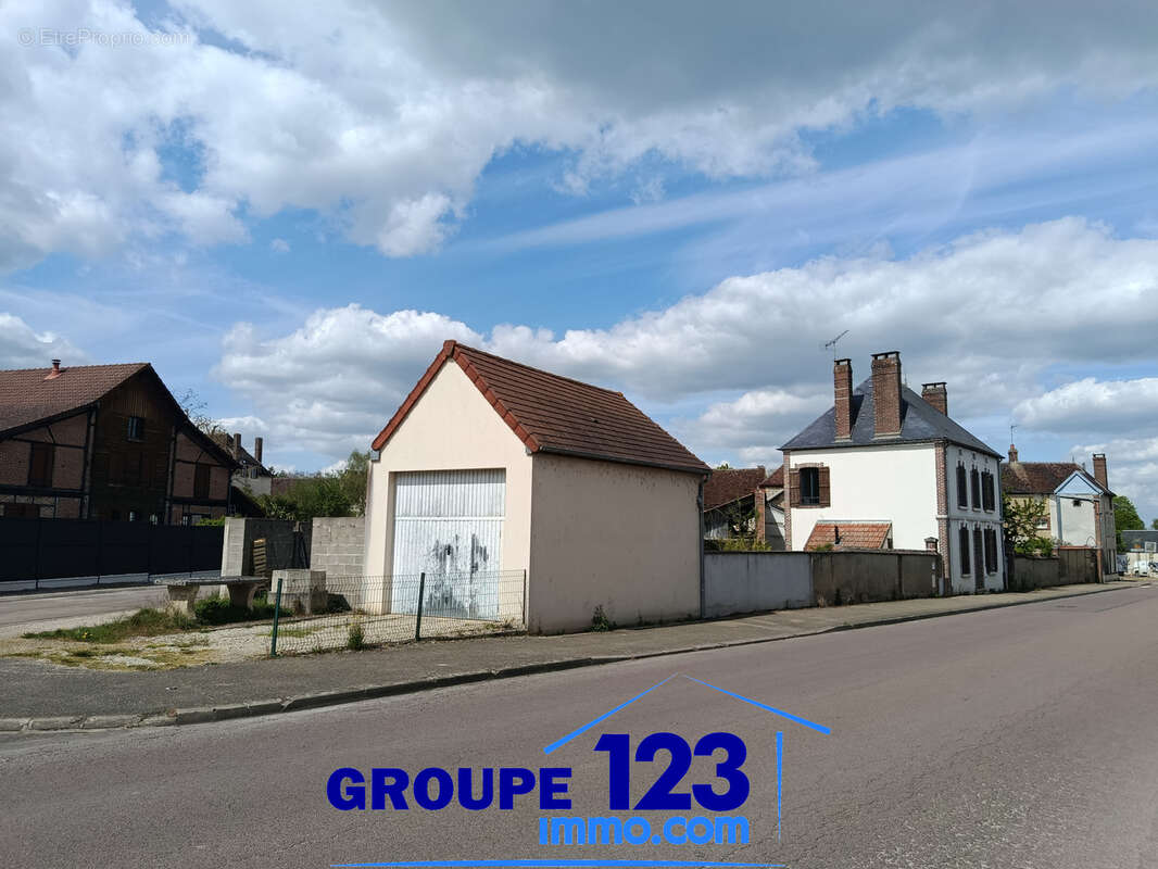 Maison à AILLANT-SUR-THOLON