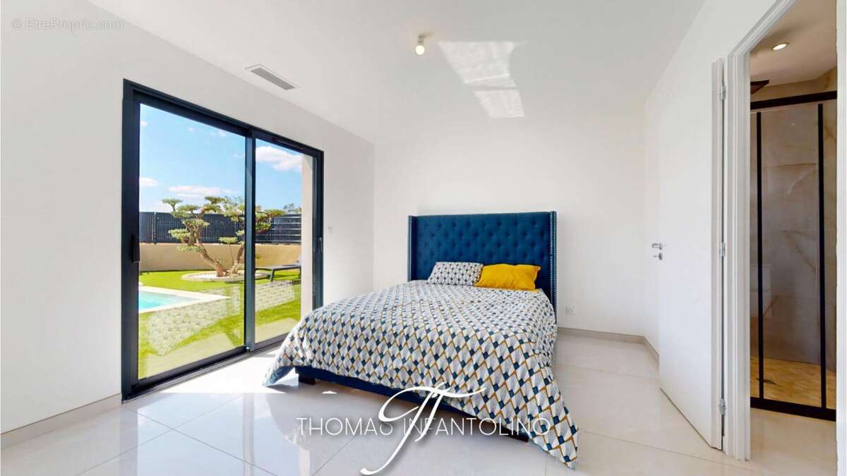 En exclusivite - plain pied - 3 chambres - 1 suite parentale - salle de bain - salle d'eau - piscine - pool house - photo 9