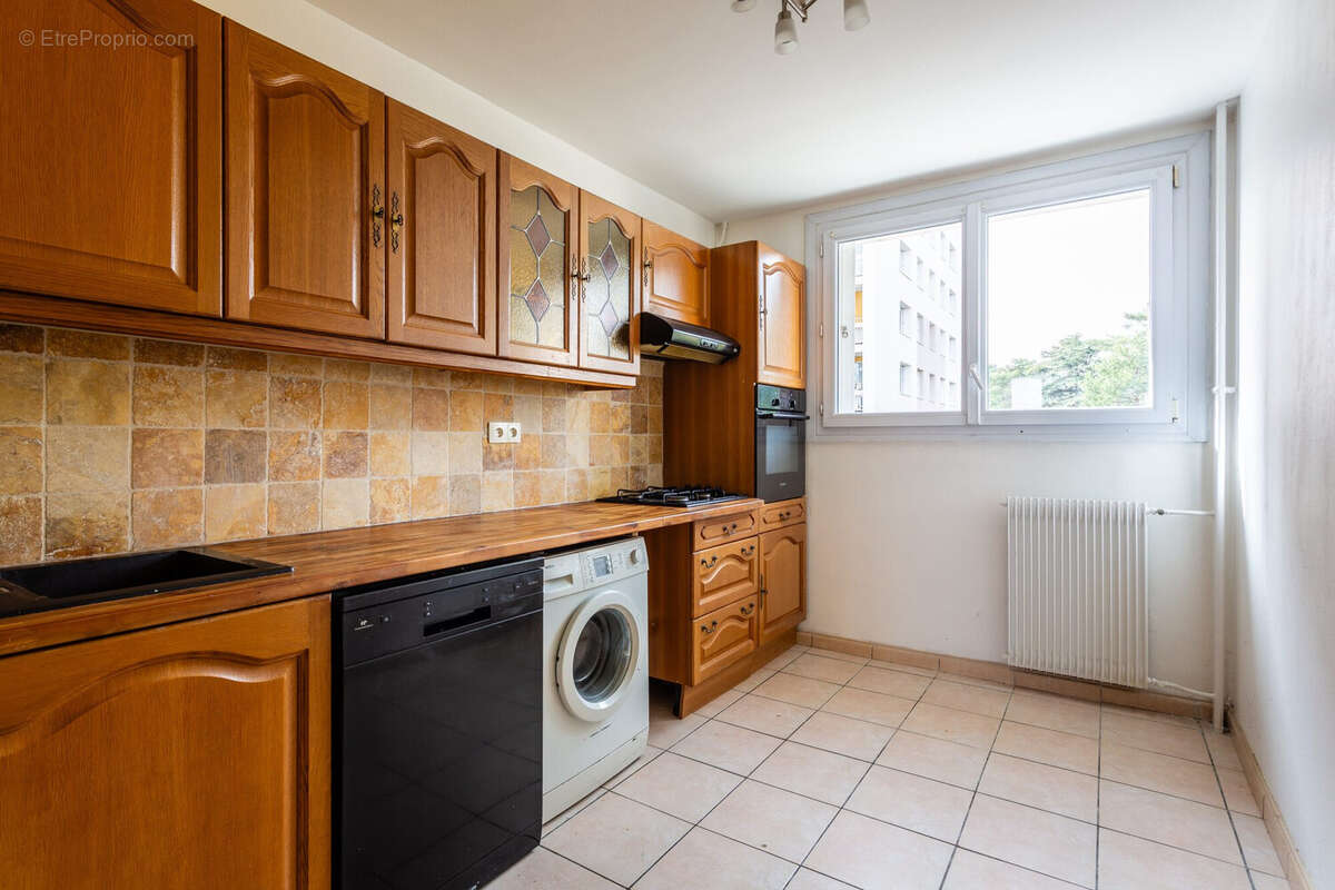 Cuisine équipée avec espace repas  appartement 75 m² Oullins - Appartement à OULLINS
