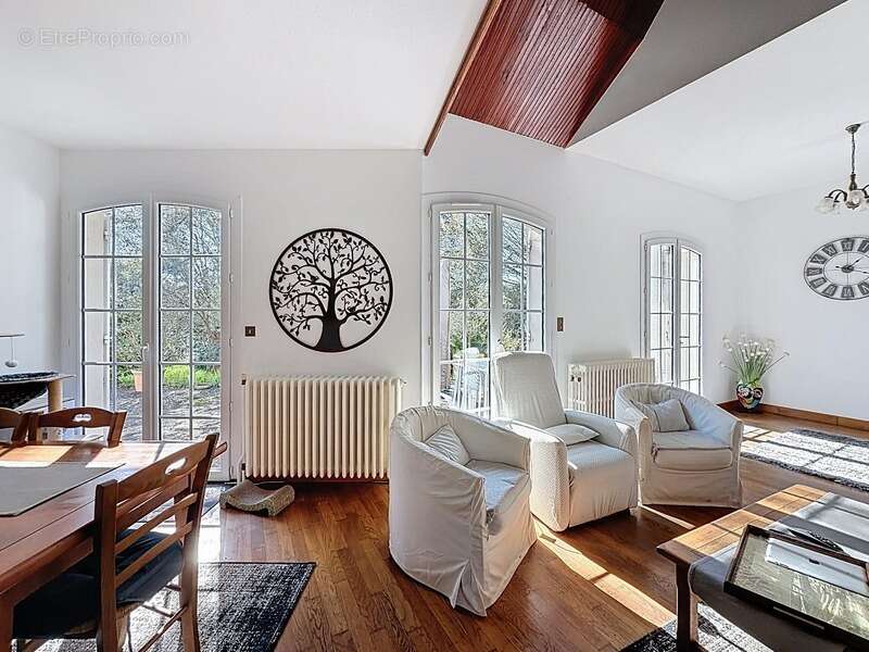 Maison à vendre 8 pièces  (79) CHATILLON-SUR-THOUET - 219 m² hab 4 à 6 ch - terrain environ 2500 m² - photo 6