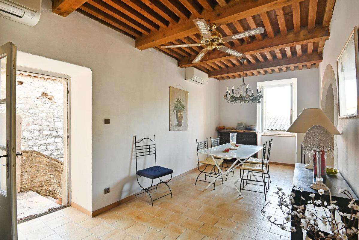 Maison de 12 pièces de 231 m² à Saint-Jean-de-Ceyrargues - photo 8