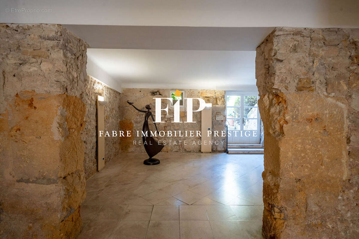 Centre historique d' Aix-en-Provence : Appartement de standing  de 223m2 avec ascenseur et parking souterrain. - photo 17